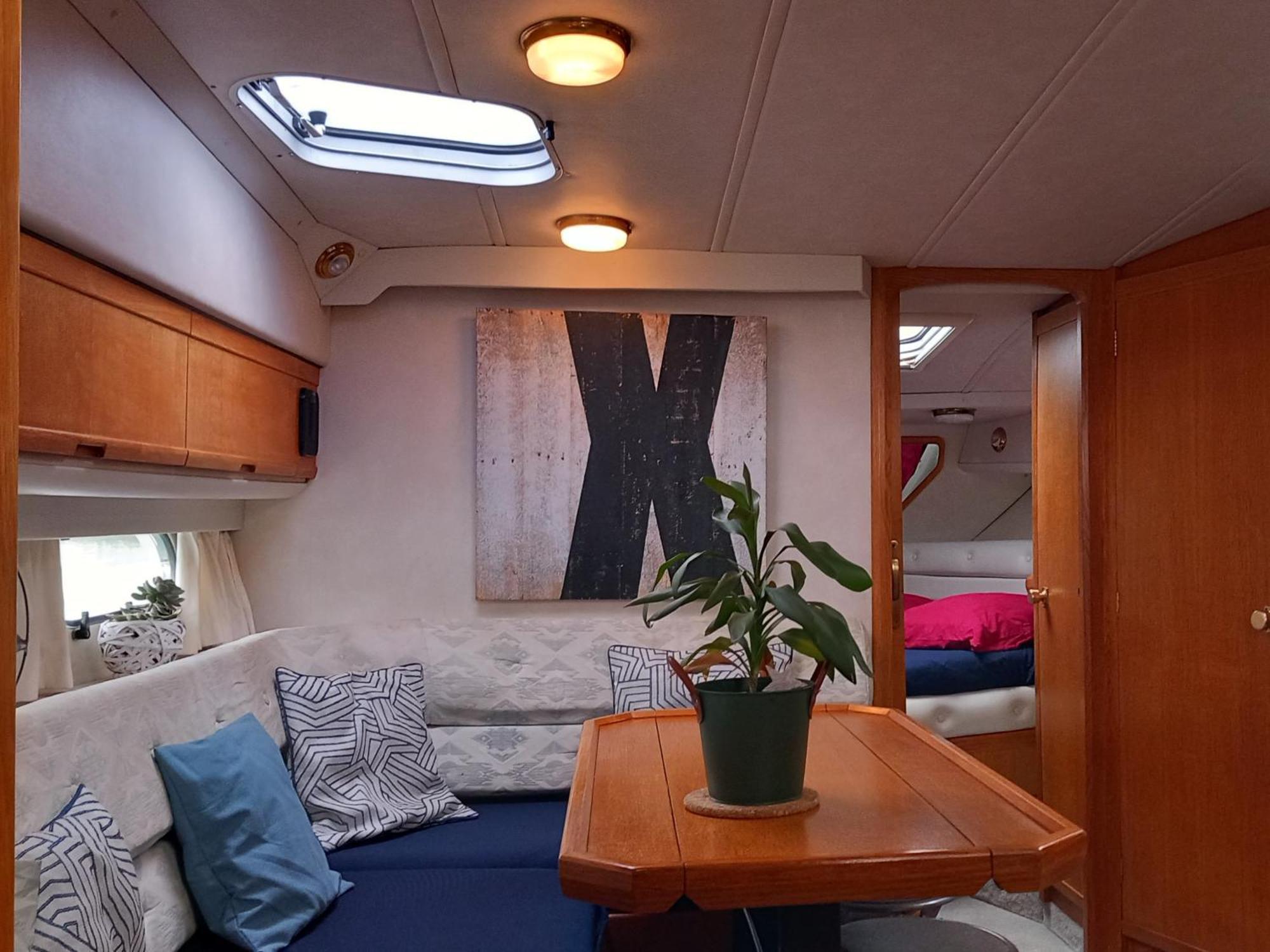 Botel Eden Marine